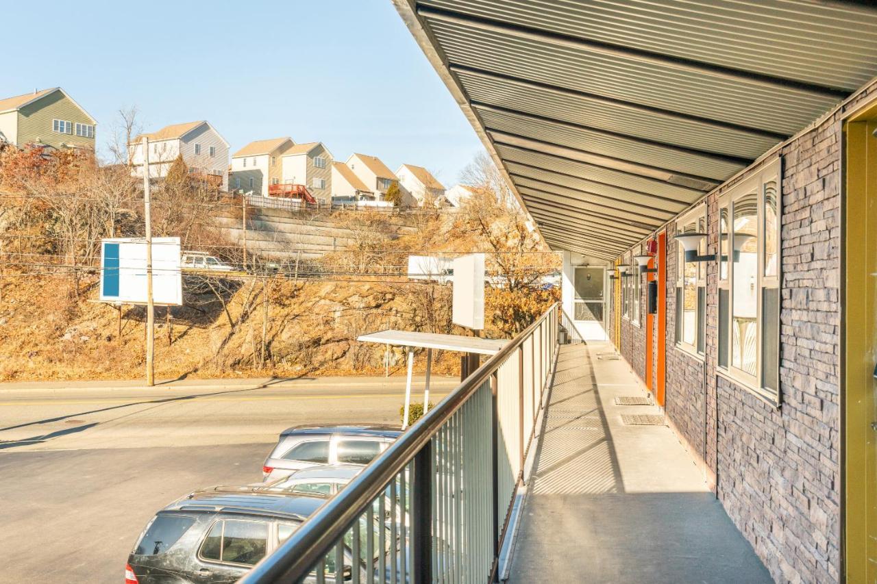 Oyo Hotel Malden Ma Broadway Exterior photo