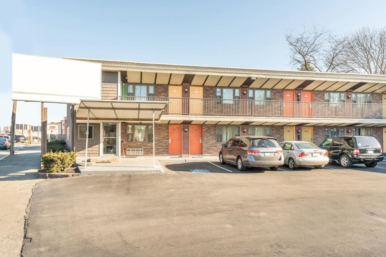 Oyo Hotel Malden Ma Broadway Exterior photo