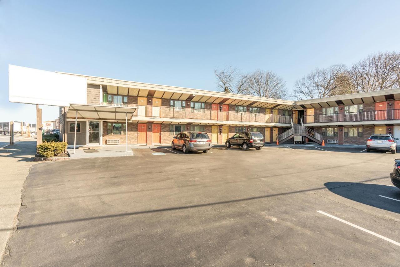 Oyo Hotel Malden Ma Broadway Exterior photo